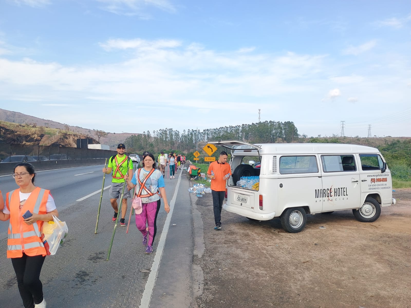 Equipe do Mage Hotel de Aparecida entregando água e frutas aos peregrinos que chegam a pé em Aparecida no dia 12 de Outubro.