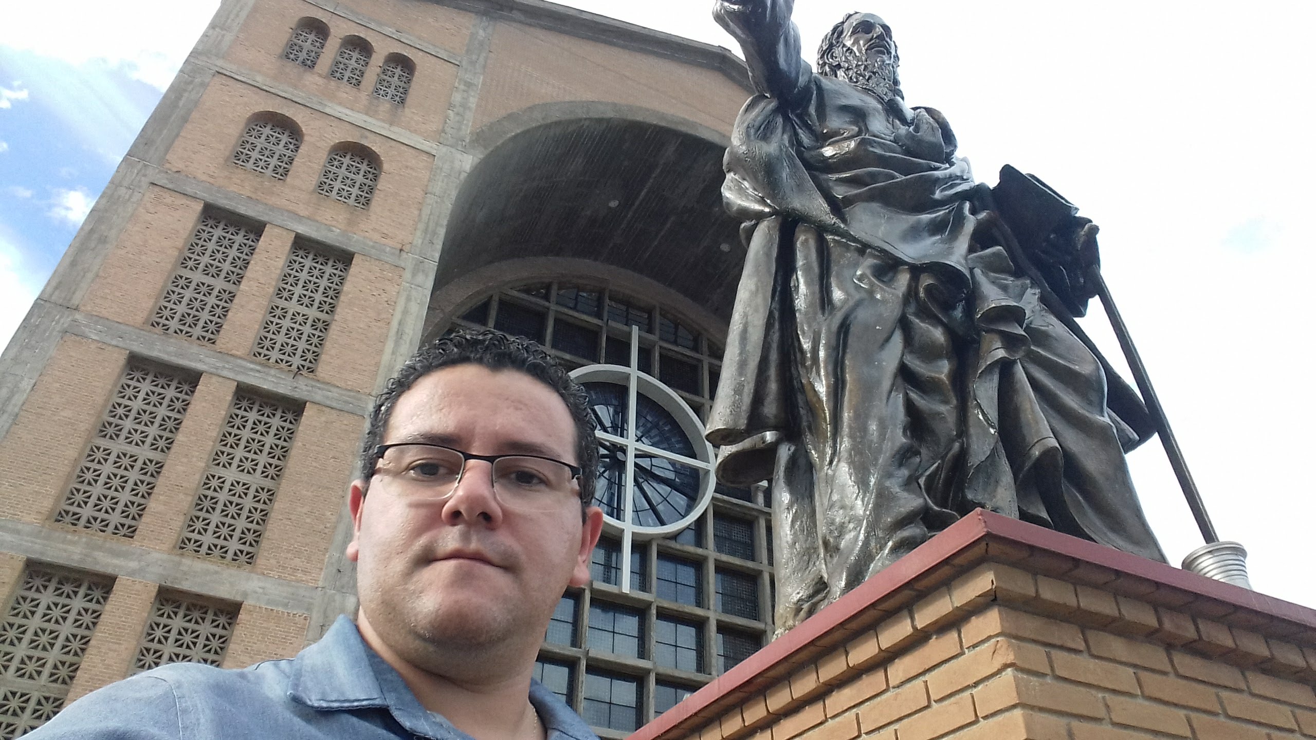 Lucas Nogarotto durante visita monitorada nas dependencias restritas do Santuário Nacional de Aparecida.